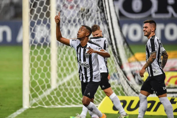 Atlético-MG goleia Vasco e mostra ter força para buscar a quebra do jejum
