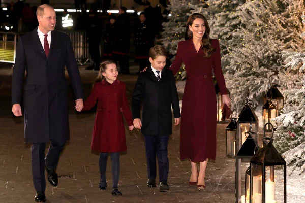 Familia caminhando de mãos dadas na rua - Metrópoles