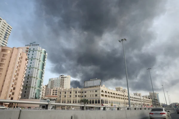 Imagem colorida mostra explosões em Manama, no Bahrein, após ataque do Irã na 5ª Frota da Marinha dos EUA - Metrópoles