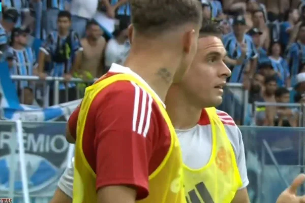 Imagem colorida de Rafael Borré na arena Grêmio - Metrópoles