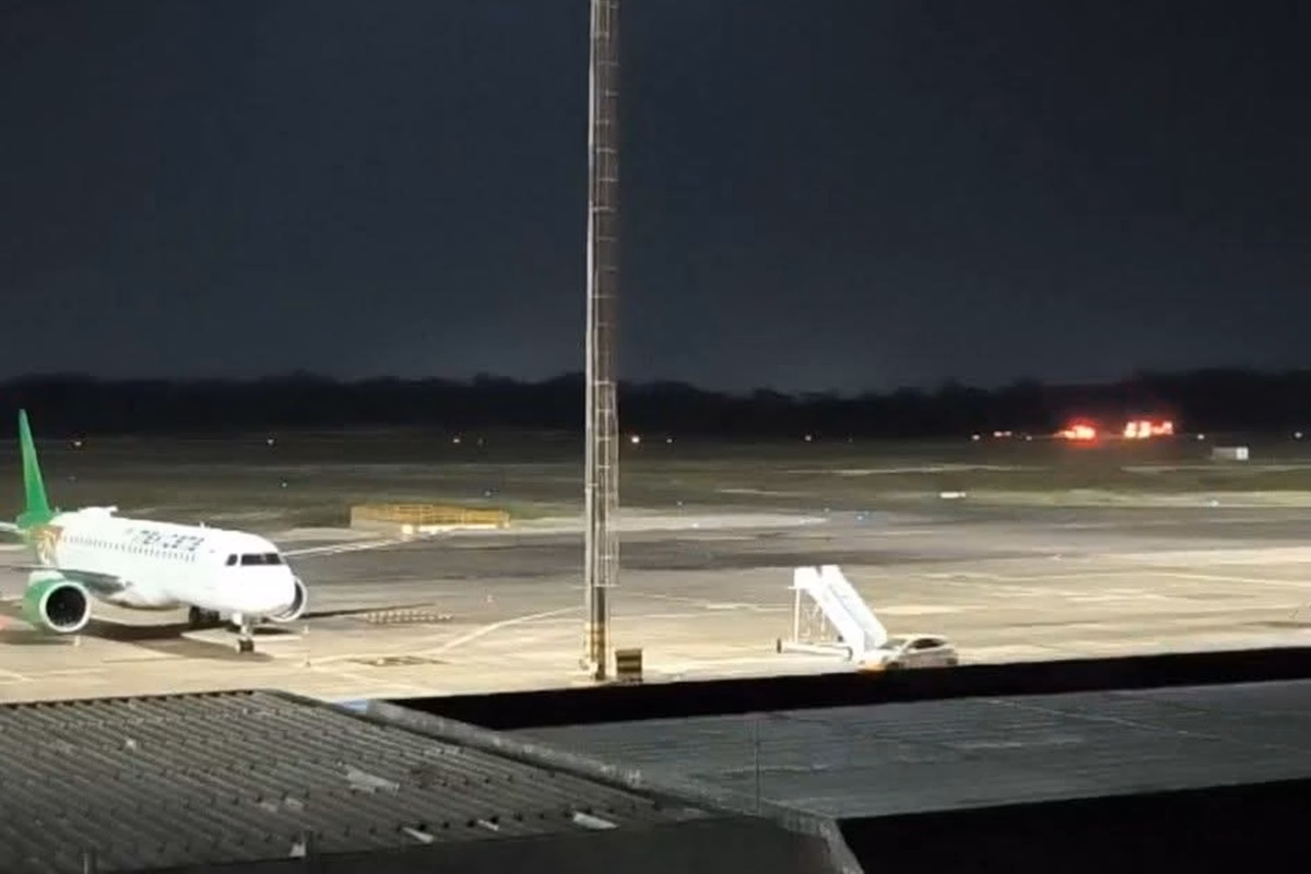 Avião declara emergência no ar e causa suspensão de voos em Manaus 5 Aeronave pousando com ajuda de socorro em Manaus