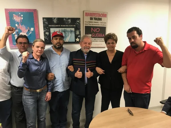 “Vai decidir só amanhã”, diz Lindbergh sobre entrega de Lula à PF