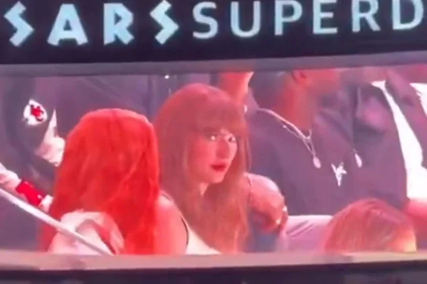 Vídeo: Taylor Swift é vaiada ao aparecer no telão do Super Bowl LIX