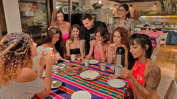 Arthur Mederos, 37 anos, mora com seis esposas em um dúplex de dois quartos em Moema, bairro nobre da capital paulista