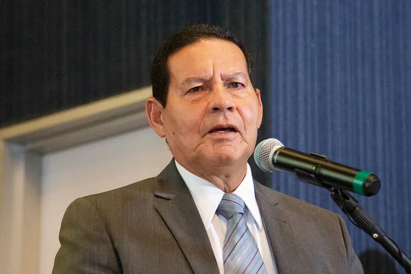 Hamilton Mourão discursando