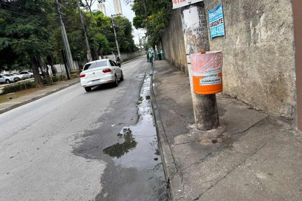 Descarte irregular de água suja por fábrica da Bauducco em Guarulhos (SP) causa transtornos a moradores há três anos Descarte irregular de água suja por fábrica da Bauducco em Guarulhos (SP) causa transtornos a moradores há três anos