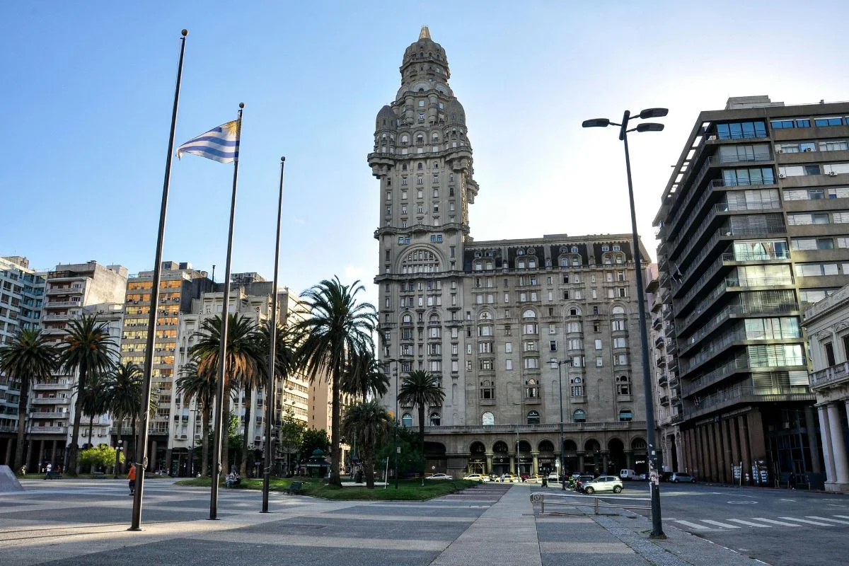 Palacio Salvo, localizado na Praça Independência em Montevidéu, Uruguai Palacio Salvo, localizado na Praça Independência em Montevidéu, Uruguai