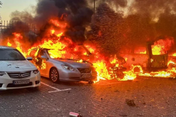 Imagem colorida de carros incendiados