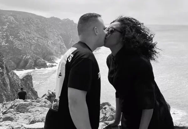Cantora gospel Sulamita Alves e o marido, Ricardo Henrique, se beijando em foto preta e branca