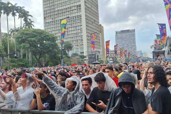 Fãs amanhecem na grade para ver show de Marina Sena na Virada Cultural