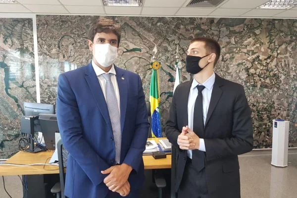 Estudante brasiliense aprovado com bolsa integral em Harvard visita CLDF