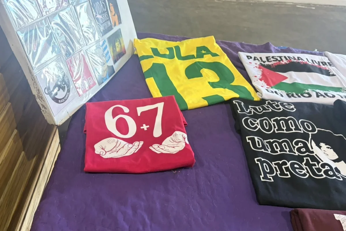 Adereços do PT à venda na convenção partidária que oficializou candidatura de Lula à reeleição Adereços do PT à venda na convenção partidária que oficializou candidatura de Lula à reeleição