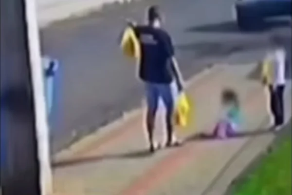 Imagem colorida,criança de 3 anos é chutada pelo pai no PR- Metrópoles