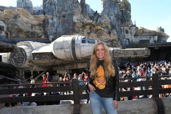 Giovanna Adriano conhece nova atração Star Wars na Disney
