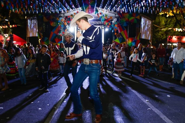 Churros, pastel, quentão e música animam a Festa Junina do Iate Clube