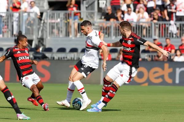 Foto colorida de Flamengo e São Paulo - Metrópoles