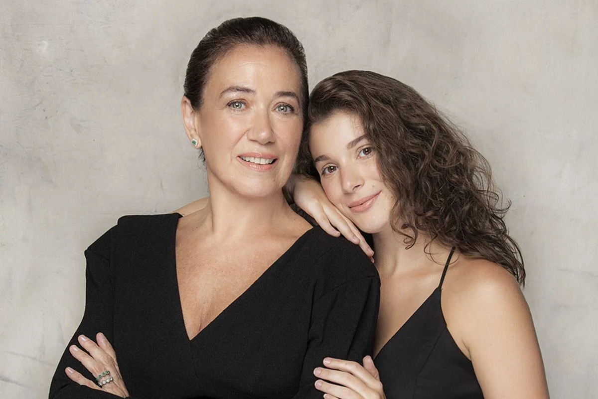 Foto colorida de Lilia Cabral e a filha - Metrópoles