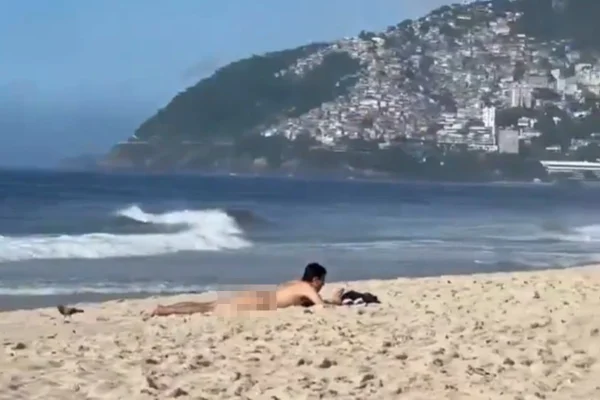 Imagem colorida mostra homem tomando sol pelado - Metrópoles