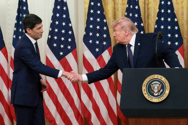 imagem colorida do presidente dos EUA, Donald Trump, cumprimentando o presidente do Federal Reserve Kevin Warsh