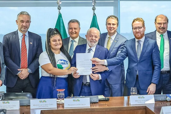 Lula anuncia envio de reestruturação do ensino médio ao Congresso