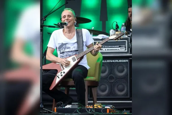 Foto colorida de Tony Belloto tocando em um show da banda Titãs - Metrópoles