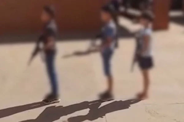 Crianças com simulacros de arma de fogo - Metrópoles