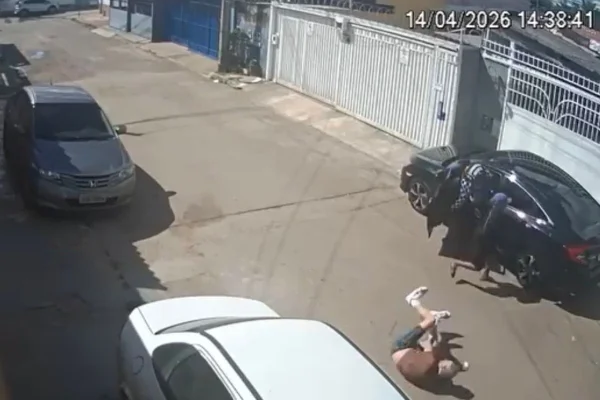 Câmeras de segurança flagram assalto e agressão a motorista no DF