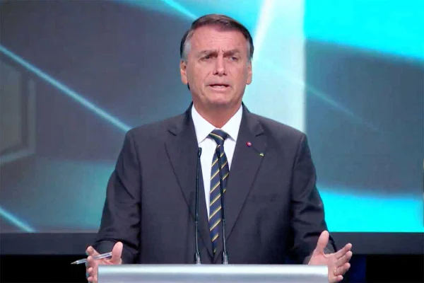 Em debate, Bolsonaro se defende de acusações sobre orçamento secreto