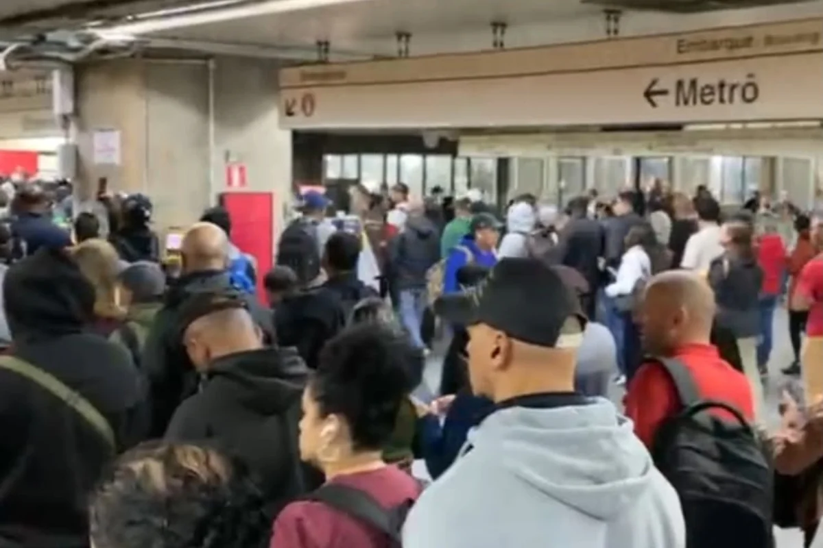 Greve da CPTM: metrô tem filas e lotação em dia de caos na zona leste - imagem 9 Greve da CPTM: metrô tem filas e lotação em dia de caos na zona leste - imagem 9
