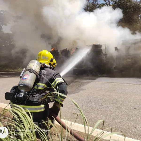 Combate a incêndio em veículo em Goiás
