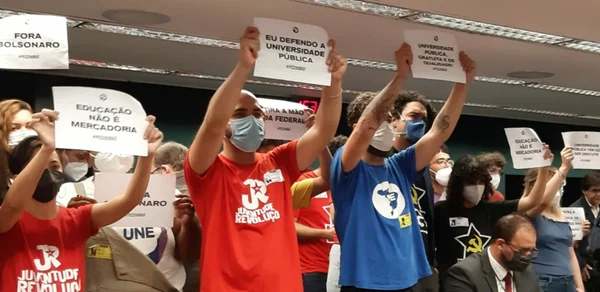 Universitários protestam na Câmara