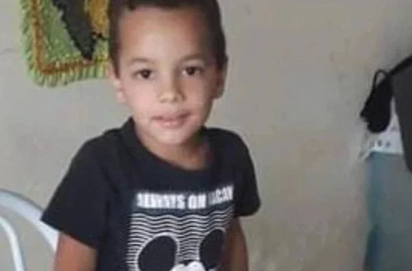 criança sentada em cadeira