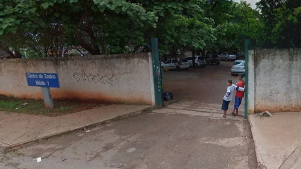 Estudantes brigam em porta de escola e agridem PM