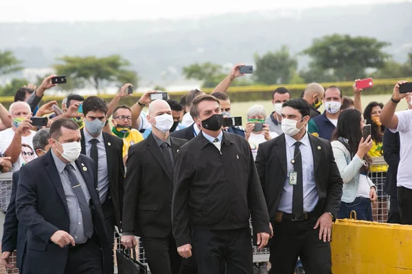 Bolsonaro encontrou youtubers aliados dias antes da operação das fake news