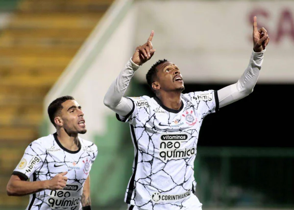 Jô marca e Corinthians bate a Chapecoense fora de casa no Brasileirão