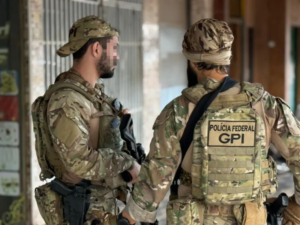 PF investiga arsenal de armas e apreende R$ 1,2 milhão em cheques