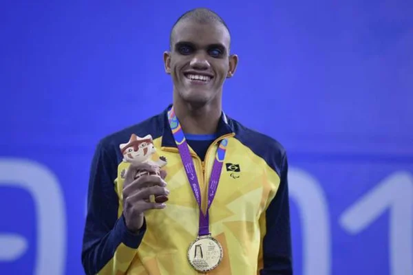 Com recorde pessoal, brasiliense leva ouro em natação no Parapan