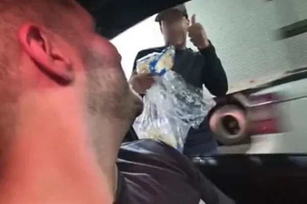 Vídeo: influencer tem celular furtado por ambulantes enquanto faz live