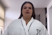 Thais Carla usa cinta para conter pele após emagrecer 50 kg