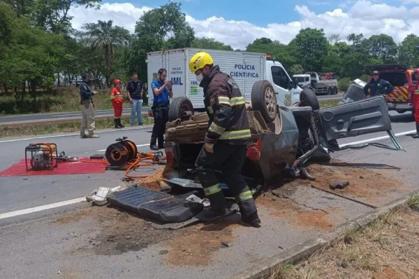 Imagem colorida de bombeiro durante atendimento de colisão entre carro e ambulância na na BR-153 - Metrópoles