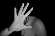 Esposa é presa suspeita de matar o marido com pedaços de espelho e garrafa - imagem 4 Esposa é presa suspeita de matar o marido com pedaços de espelho e garrafa - imagem 4
