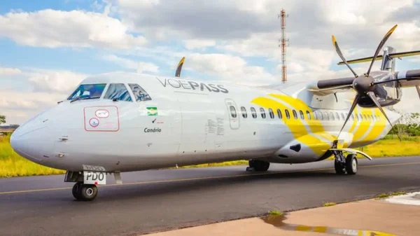 Imagem colorida de avião da Voepass - Metrópoles