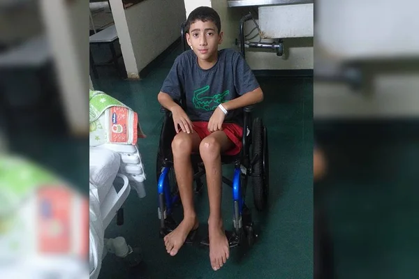 Demora em tratamento compromete movimentos de menino baleado por PM