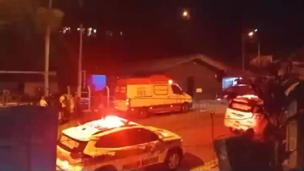 Imagem mostra ambulâncias e vitaturas policiais em casa de Blumenau