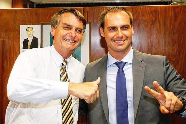 Jair Bolsonaro e Eduardo Bolsonaro - metrópoles