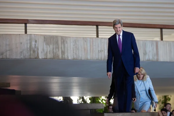 Imagem colorida mostra John Kerry chega ao Itamaraty e subindo escada - Metrópoles