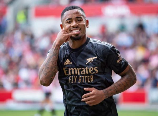 Gabriel Jesus marca e ajuda Arsenal a retomar liderança do Inglês