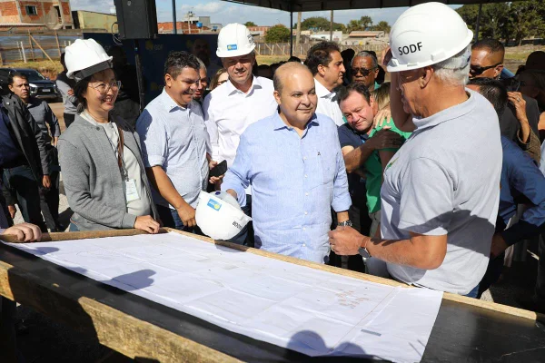 Ibaneis assina ordem de serviço para construção de escola no Sol Nascente