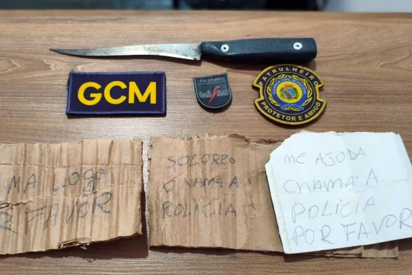 No pedido de socorro, a vítima afirmou que estava trancada dentro de casa com o companheiro embriagado. Ele estava com uma faca e foi preso - Metrópoles