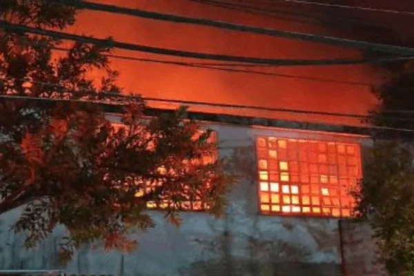 Não há registro de vítimas. A causa do incêndio que atingiu a fábrica de isolantes térmicos ainda é desconhecida, segundo os bombeiros - Metrópoles